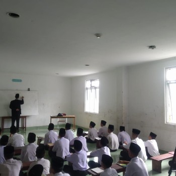 Peraktek Mengajar Amaliah Tadris Santri Akhir