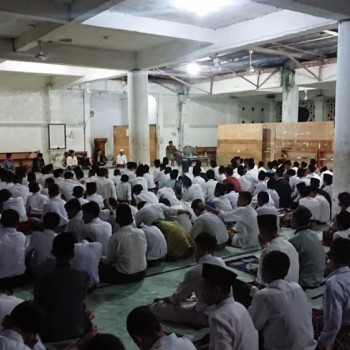 Acara pengajian oleh KH. Karim almuna pimp rubat al-mansur p